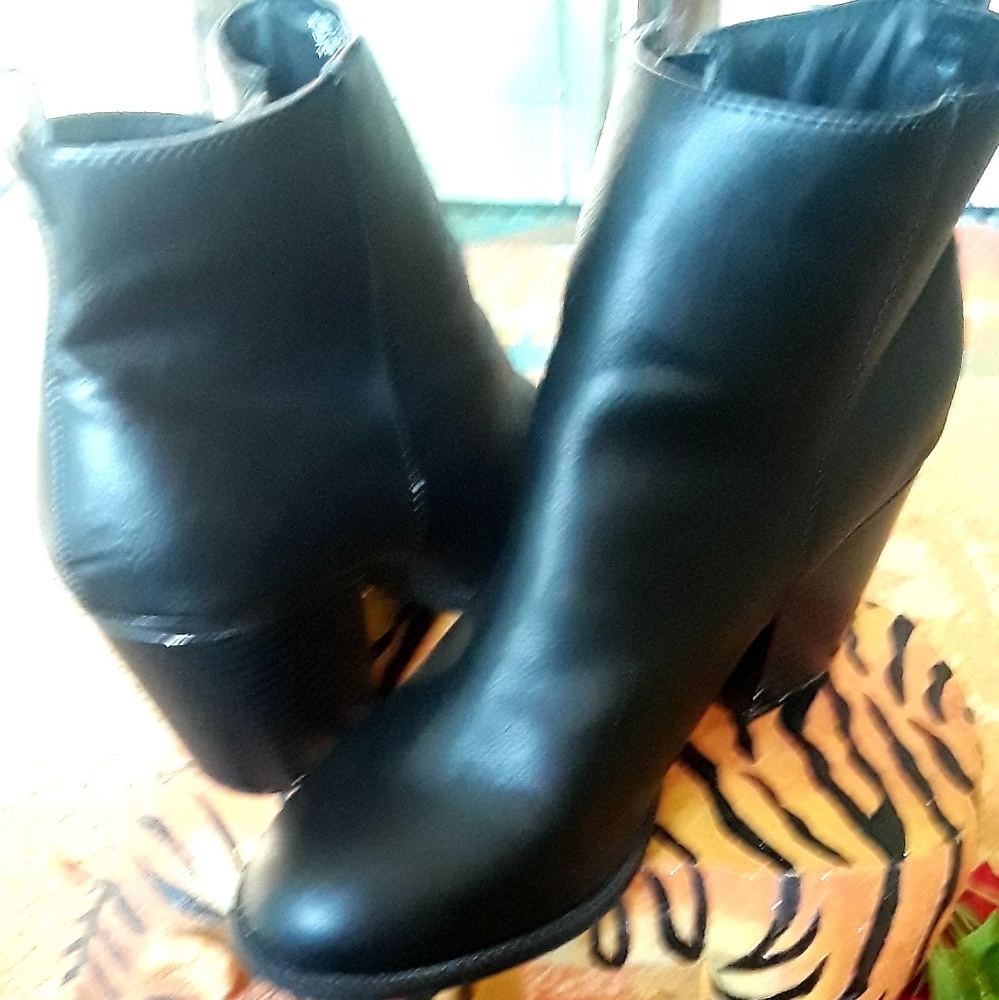 Attention  Above Ankle boots with side zippers